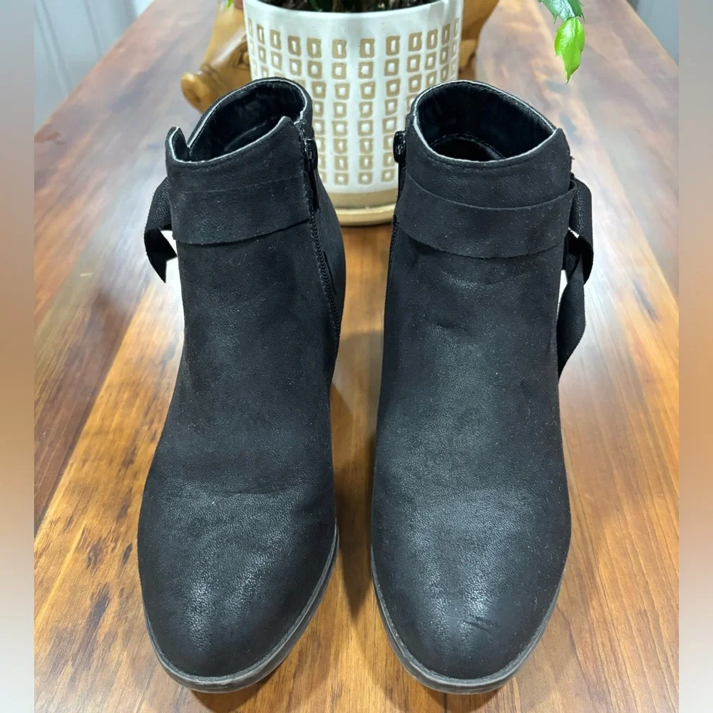 Black Distressed Round Toe Vegan Ankle Baddie Bootie Size 7